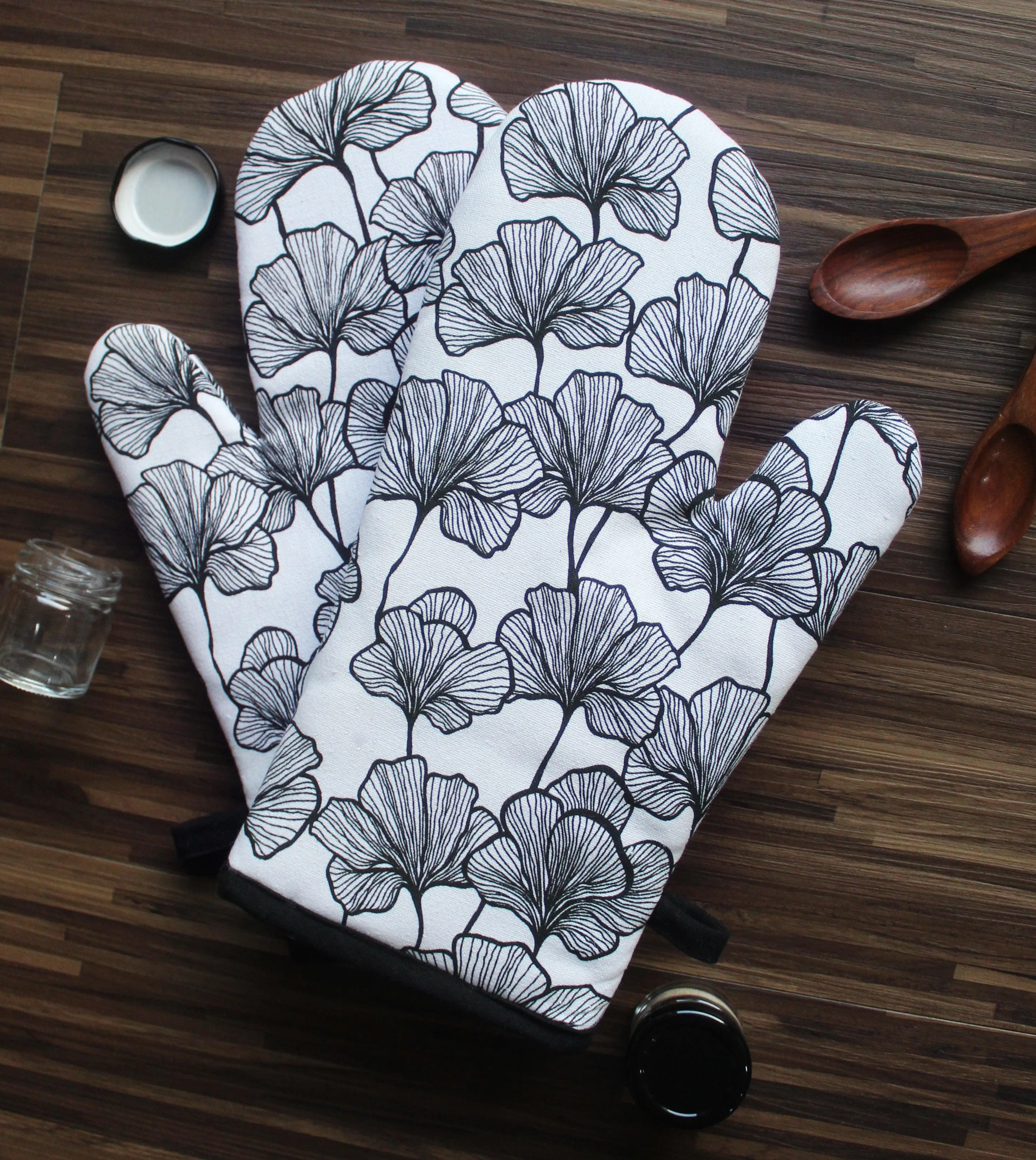 Cotton Single Leaf Black Oven Gloves Pack Of 2