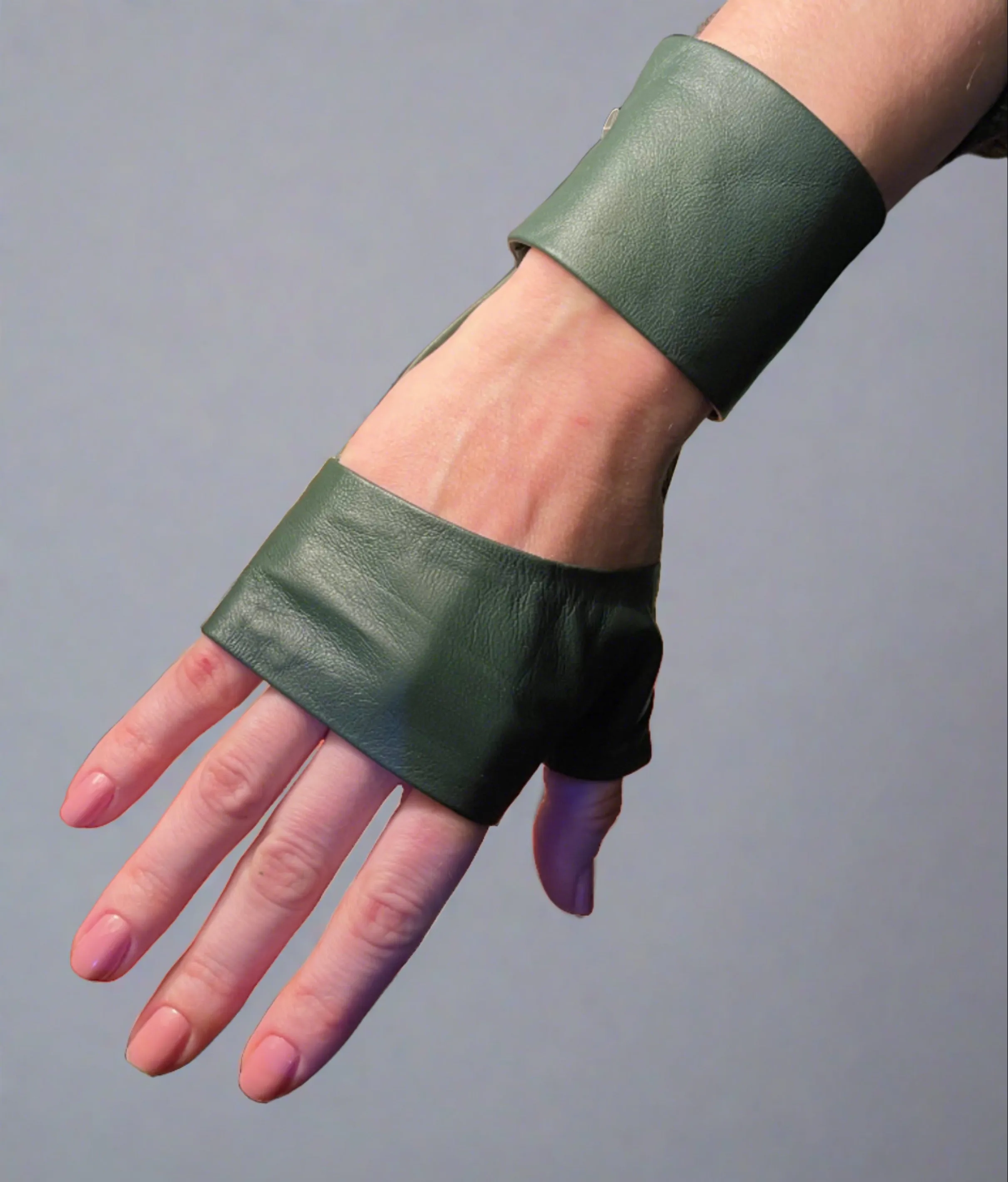 Deep Green Spring Leather Gloves – Elegant Fingerless Design for Stylish Comfort