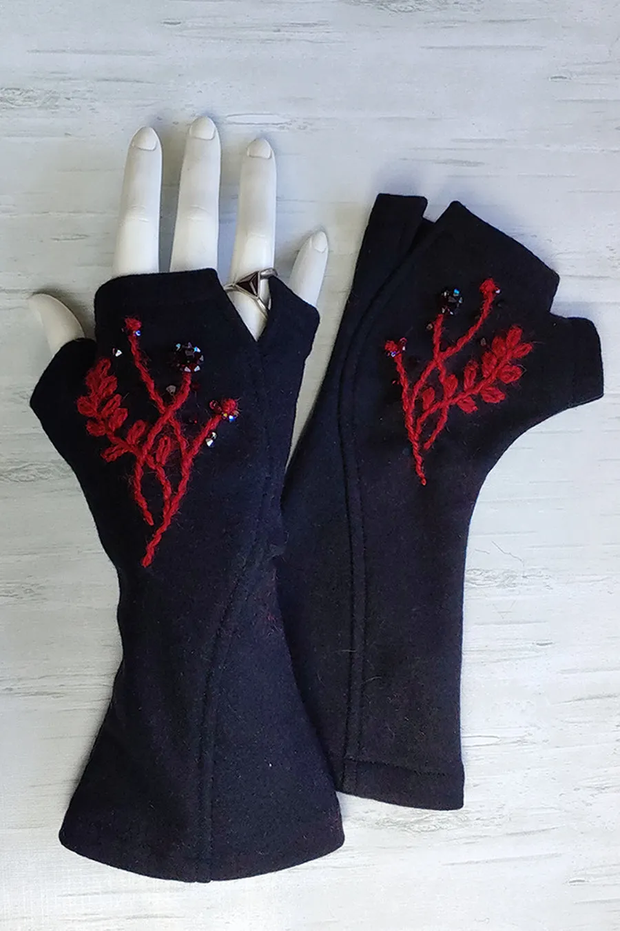 FLORAL MOTIF Gloves. More colours.