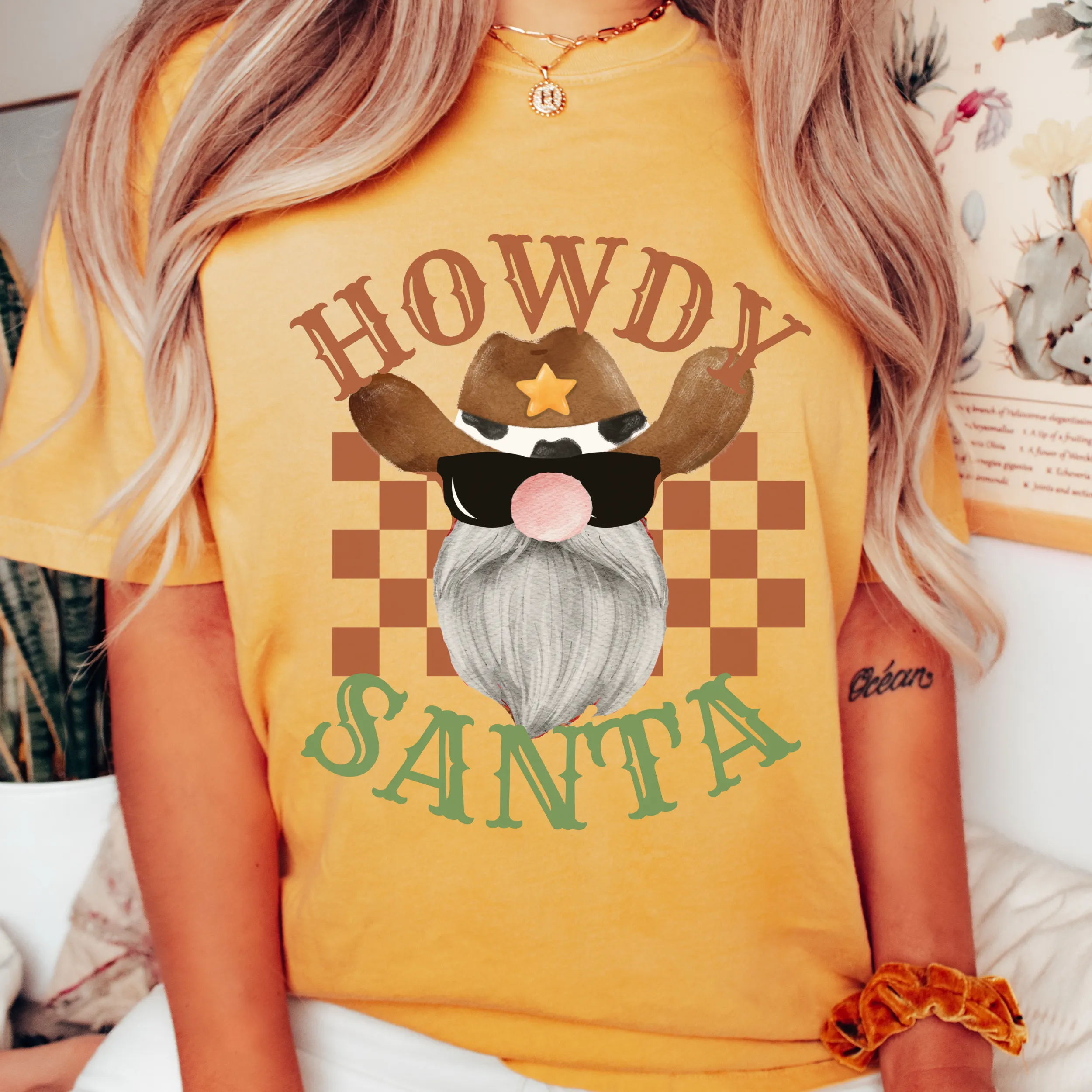 Howdy Santa Christmas T-Shirt Women's Funny Garment-Dyed Comfort Colors® Pretty Colors Retro Design Trendy T-Shirt