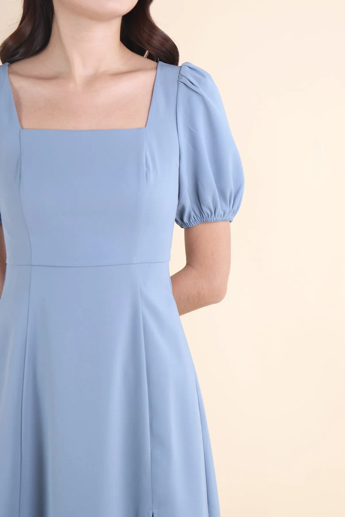 JANELYN SLEEVE MIDI DRESS IN BLUE