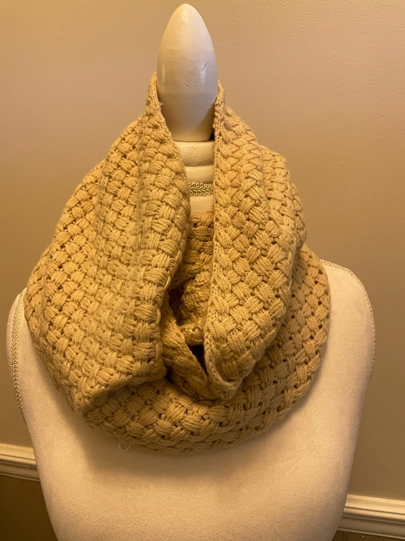 <€€ Womens Juniors Beige Infinity Wrap Winter Scarf Neck Wrap