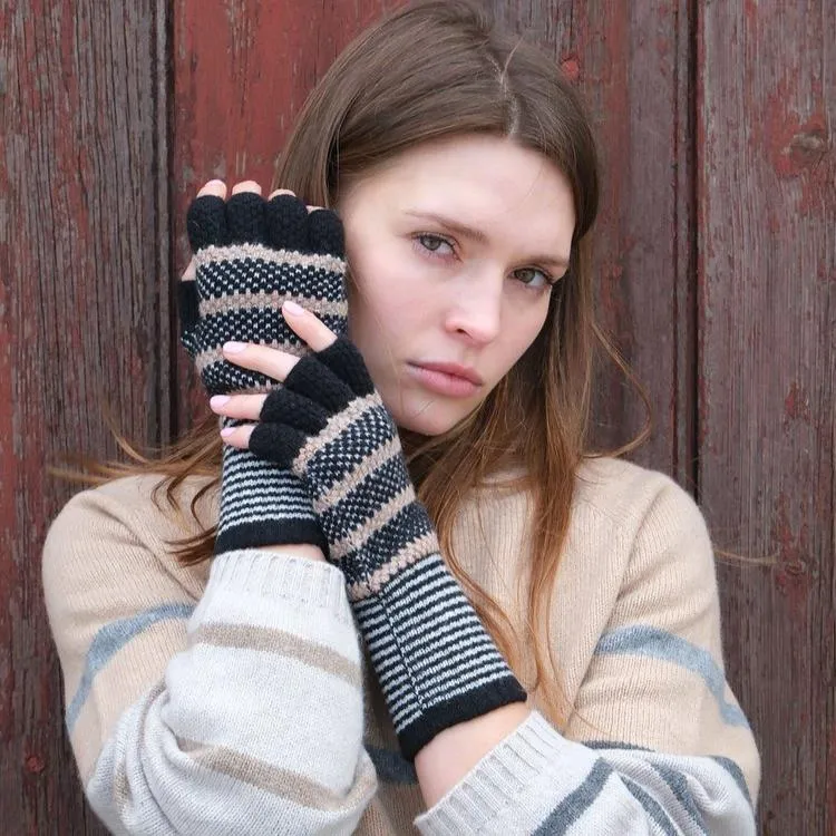 Tuck Stitch Fingerless Gloves - Black and Camel