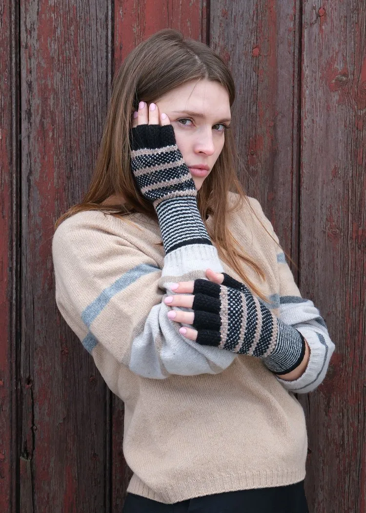 Tuck Stitch Fingerless Gloves - Black and Camel