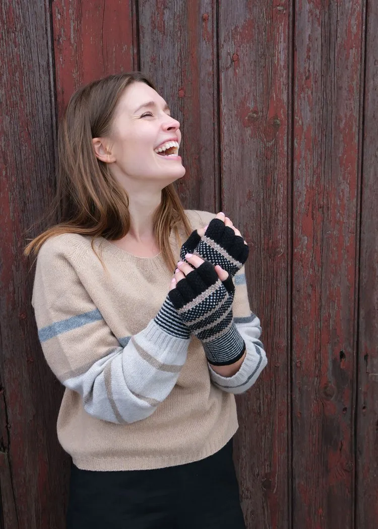 Tuck Stitch Fingerless Gloves - Black and Camel